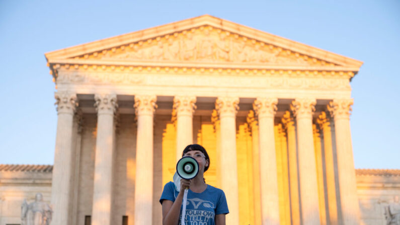 Una activista habla frente a la Corte Suprema en protesta contra la nueva ley de aborto de Texas, el 2 de septiembre de 2021, en Washington, D.C. (Drew Angerer/Getty Images)
