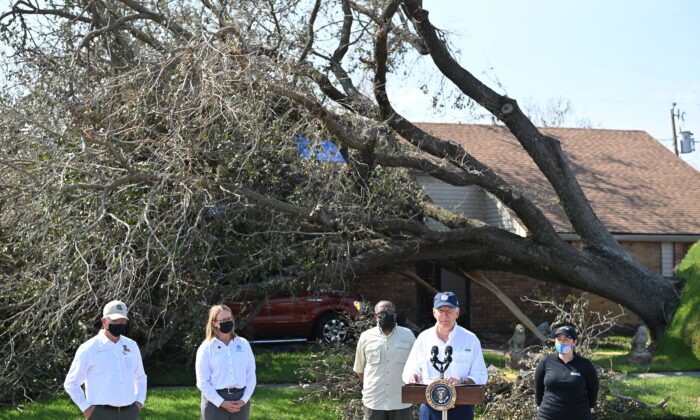 El presidente de EE. UU., Joe Biden, pronuncia un discurso tras recorrer el barrio de Cambridge afectado por el huracán Ida, en LaPlace, Luisiana, el 3 de septiembre de 2021. Biden atribuyó la gravedad de los huracanes como Ida a la "crisis climática". (Mandel Ngan/AFP vía Getty Images)