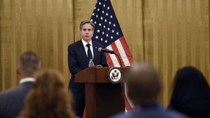 El secretario de Estado de EE.UU., Antony Blinken, habla con miembros de la embajada de EE.UU. y de la Misión de Afganistán en la capital qatarí, Doha, el 7 de septiembre de 2021. (OLIVIER DOULIERY/POOL/AFP vía Getty Images)