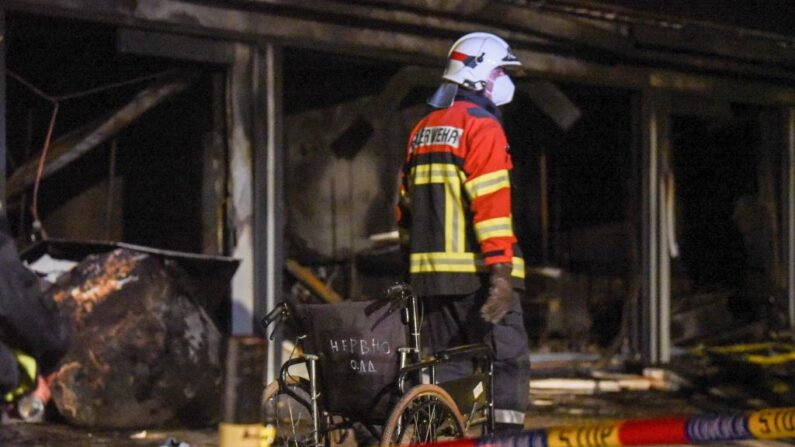 La policía y los bomberos inspeccionan la escena en una clínica de covid-19 después de un incendio, en Tetovo, Macedonia del Norte, el 8 de septiembre de 2021. (Arbnora Memeti/AFP vía Getty Images)