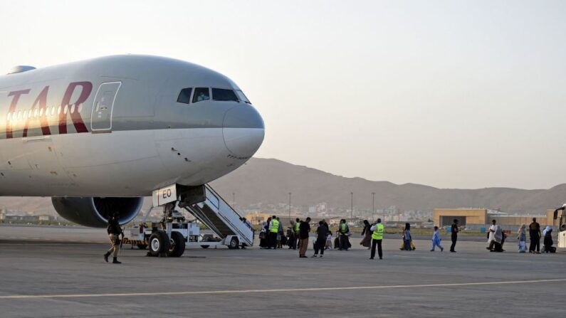 Pasajeros suben a un avión de Qatar Airways en el aeropuerto de Kabul (Afganistán) el 9 de septiembre de 2021. Unos 115 pasajeros, entre los que se encontraban ciudadanos estadounidenses, salieron del aeropuerto de Kabul el 9 de septiembre de 2021, en el primer vuelo que transportaba extranjeros fuera de la capital afgana desde que finalizó una evacuación dirigida por Estados Unidos el 30 de agosto. (Wakil Kohsar/AFP vía Getty Images)