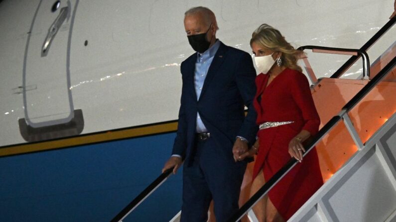 El presidente de Estados Unidos, Joe Biden, y la Primera Dama, Jill Biden, bajan del Air Force One a su llegada al aeropuerto de LaGuardia, en Nueva York, el 10 de septiembre de 2021. (Jim Watson/AFP vía Getty Images)