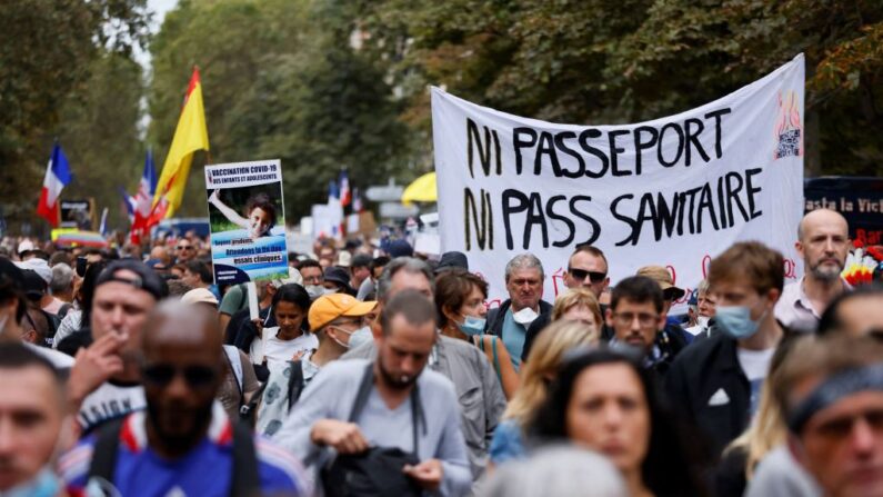 Manifestantes marchan durante una protesta contra la vacunación obligatoria contra covid-19 para ciertos trabajadores, y el uso obligatorio del certificado sanitario para acceder a la mayoría de los espacios públicos, en la avenida De Villiers de París (Francia) el 11 de septiembre de 2021. (Thomas Samson/AFP vía Getty Images)