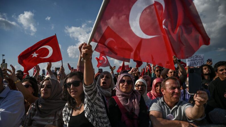 La gente se manifiesta en protesta contra la vacuna contra el covid-19 el 11 de septiembre de 2021 en Estambul (Turquía). (Ozan Kose/AFP vía Getty Images)