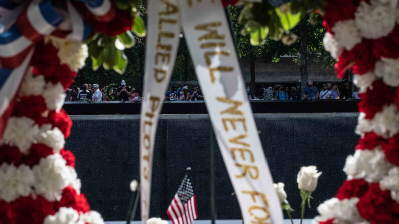 Los visitantes observan la piscina reflectante en el Museo y Memorial del 11-S durante la conmemoración del 20º aniversario de los ataques del 11-S en el World Trade Center, en Nueva York, el 11 de septiembre de 2021. (ROBERTO SCHMIDT/AFP a través de Getty Images)