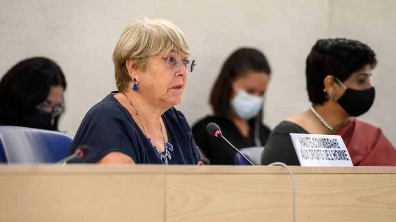 La Alta Comisionada de las Naciones Unidas para los Derechos Humanos, Michelle Bachelet (Izq.), pronuncia su discurso en la apertura de una sesión del Consejo de Derechos Humanos de la ONU en Ginebra, el 13 de septiembre de 2021. (Foto de FABRICE COFFRINI/AFP a través de Getty Images)