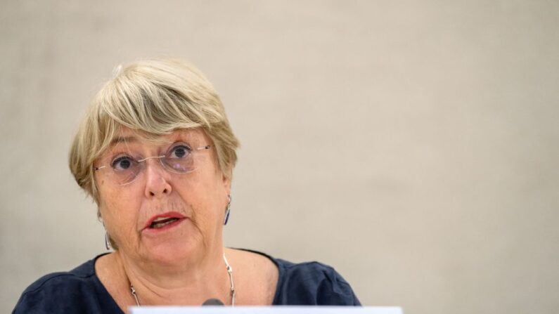 La alta comisionada de las Naciones Unidas para los Derechos Humanos, Michelle Bachelet, pronuncia su discurso en la apertura de una sesión del Consejo de Derechos Humanos de la ONU en Ginebra (Suiza), el 13 de septiembre de 2021. (Fabrice Coffrini/AFP vía Getty Images)