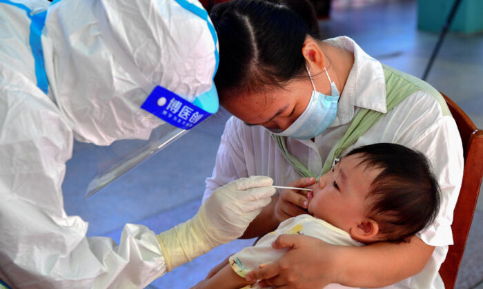 Un niño se somete a una prueba de ácido nucleico para detectar la COVID-19 en la ciudad de Putian del Condado de Xianyou, en la provincia oriental china de Fujian, el 13 de septiembre de 2021. (-/CNS/AFP vía Getty Images)