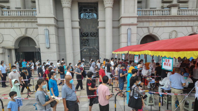 Los residentes hacen fila para someterse a las pruebas de ácido nucleico del coronavirus COVID-19 en Xiamen, en la provincia oriental china de Fujian, el 14 de septiembre de 2021. (STR/AFP vía Getty Images)