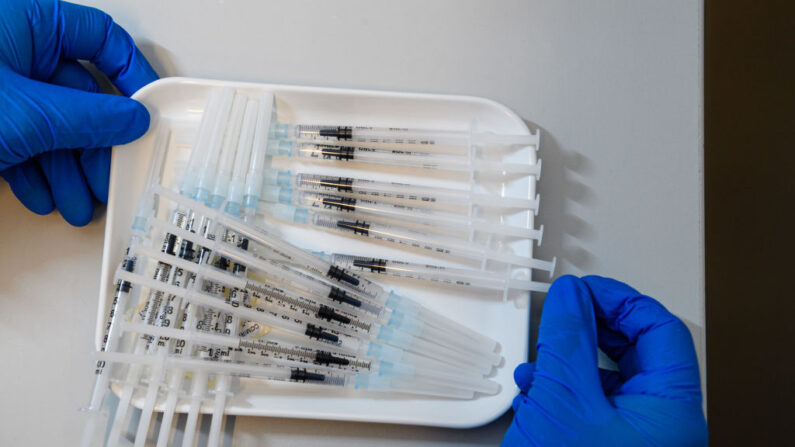 Un médico prepara jeringuillas que contienen la vacuna de Pfizer/BioNTech contra el COVID-19 en un centro de vacunación el 15 de septiembre de 2021 en Erfurt, Alemania. (Jens Schlueter/Getty Images)