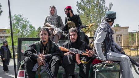 EE.UU. y los talibanes se reunirán por primera vez desde la salida de Kabul