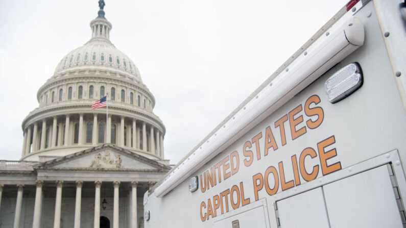Una furgoneta de la Policía del Capitolio de los Estados Unidos está estacionada fuera del Capitolio de los Estados Unidos en Washington, DC, el 17 de septiembre de 2021. (SAUL LOEB/AFP vía Getty Images)
