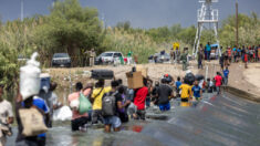 Gobierno de Biden inicia vuelos de deportación a Haití mientras la crisis fronteriza en Texas empeora