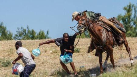 Funcionario dice que la Casa Blanca mantiene narrativa falsa de migrantes haitianos siendo «azotados»