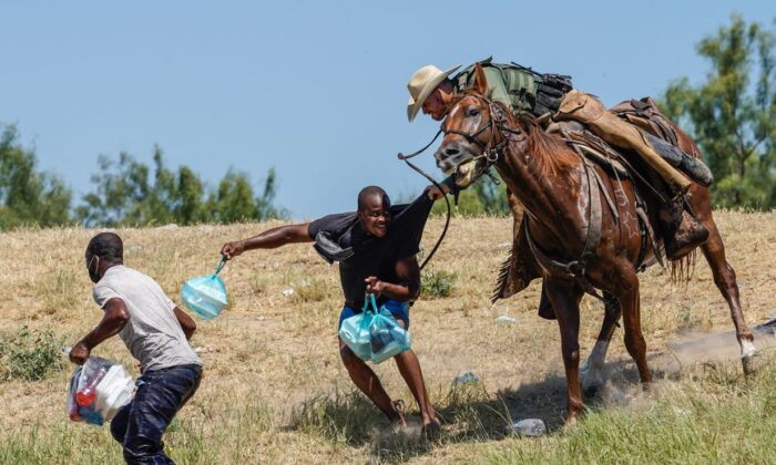 Un agente de la Patrulla Fronteriza de Estados Unidos a caballo intenta detener a un extranjero ilegal haitiano para que no entre en un campamento a orillas del Río Grande, cerca del puente internacional Acuña Del Río, en Del Río, Texas, el 19 de septiembre de 2021. (Paul Ratje/AFP vía Getty Images)