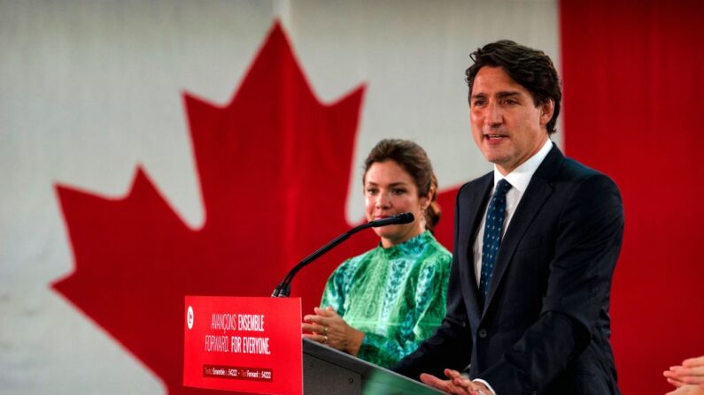 El primer ministro canadiense Justin Trudeau, flanqueado por su esposa Sophie Gregoire-Trudeau, pronuncia su discurso de victoria tras las elecciones generales en el hotel Fairmount Queen Elizabeth de Montreal, Quebec, a primera hora del 21 de septiembre de 2021. (Andrej Ivanov/AFP vía Getty Images)