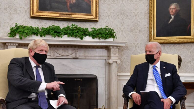 El presidente de Estados Unidos, Joe Biden (der.), mantiene una reunión con el primer ministro británico, Boris Johnson, en la Oficina Oval de la Casa Blanca, en Washington, D.C., el 21 de septiembre de 2021. (Nicholas Kamm/AFP a través de Getty Images)