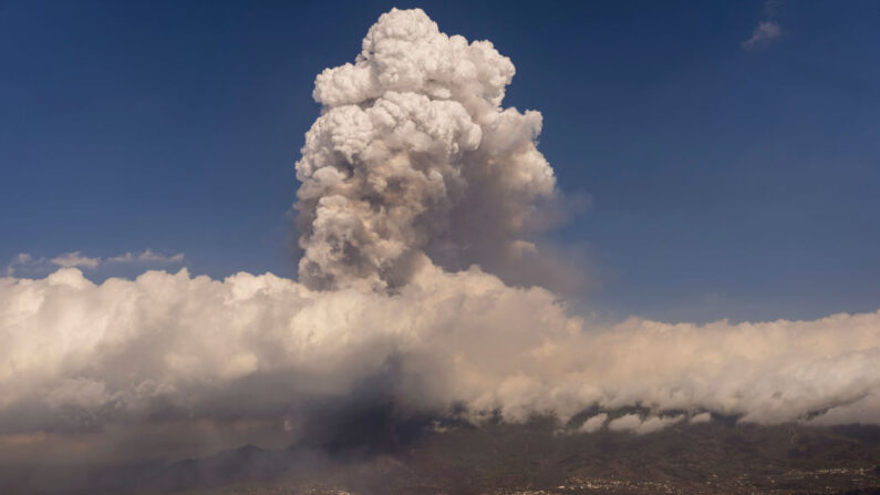 La lava de la erupción de un volcán fluye en la isla de La Palma, en Canarias (España), el 23 de septiembre de 2021. (Emilio Morenatti/POOL/AFP vía Getty Images)