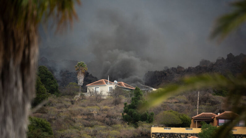 El flujo de lava del volcán Cumbre Vieja humea cerca de una casa en el barrio de Todoque en Los Llanos de Aridane en la isla canaria de La Palma en septiembre 24, 2021. (Desiree Martin/AFP vía Getty Images)