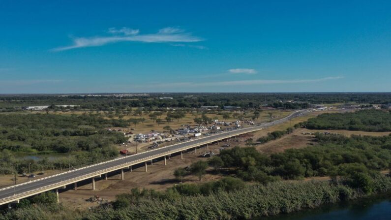 Vista aérea del puente internacional Ciudad Acuña-Del Río sobre el río Grande, visto desde Ciudad Acuña, estado de Coahuila, México, el 24 de septiembre de 2021. (Pedro Pardo/AFP vía Getty Images)