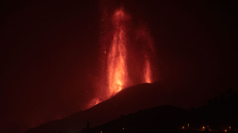 El volcán Cumbre Vieja arroja lava, ceniza y humo como se ve desde Los Llanos de Aridane en la isla canaria de La Palma (España) en septiembre 26, 2021. (Desiree Martin/AFP vía Getty Images)