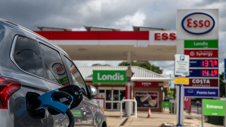 Un coche eléctrico carga en una estación de Motor Fuel Group mientras los surtidores de gasolina y gasóleo están cerrados en la explanada de Esso debido a la actual crisis de combustible el 29 de septiembre de 2021 en Londres, Inglaterra. (Chris J Ratcliffe/Getty Images)