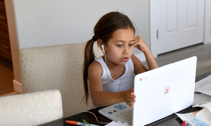 Una alumna de tercer grado de primaria toma una clase por Internet en casa de un amigo durante la primera semana de aprendizaje a distancia en Las Vegas, Nevada, el 25 de agosto de 2020 (Ethan Miller/Getty Images)