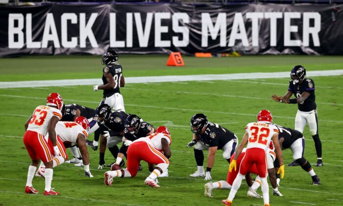 Lamar Jackson # 8 de los Baltimore Ravens espera el chasquido frente a un letrero que dice "Black Lives Matter" contra los Kansas City Chiefs en el M&T Stadium el 28 de septiembre de 2020 en Baltimore, Maryland. (Todd Olszewski/Getty Images)