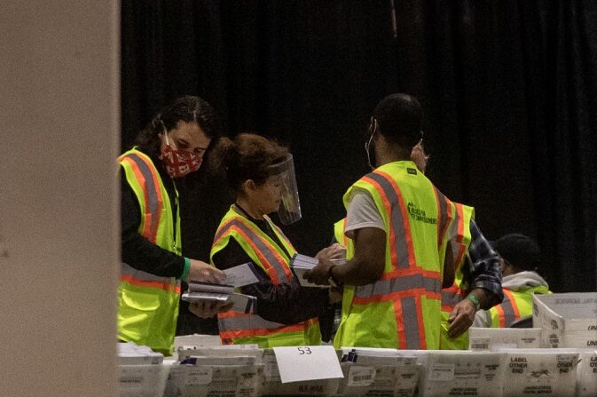 Trabajadores electorales cuentan las boletas en el Centro de Convenciones de Filadelfia el 06 de noviembre de 2020 en Filadelfia, Pensilvania. (Chris McGrath/Getty Images)