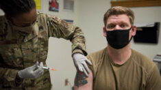 Pentágono tiene «una serie de recursos» para forzar a tropas a vacunarse contra COVID-19: Portavoz