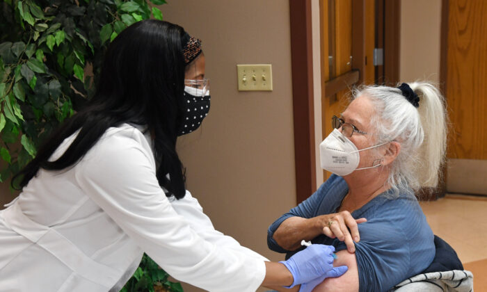 Aplicación de una vacuna anti-COVID de Moderna a una paciente en el Doolittle Senior Center, en Las Vegas, Nevada, el 3 de febrero de 2021. (Ethan Miller/Getty Images)
