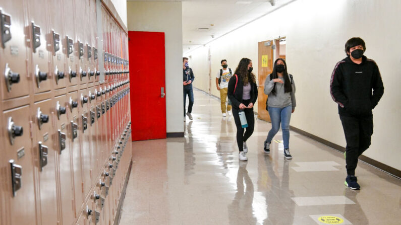 Los estudiantes caminan por el pasillo de la Escuela Secundaria Hollywood el 27 de abril de 2021 en Los Ángeles, California. (Rodin Eckenroth/Getty Images)