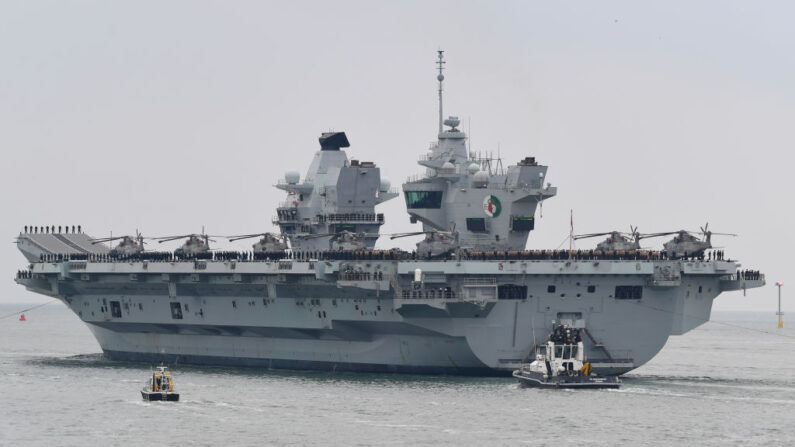 El HMS Queen Elizabeth abandona Portsmouth el 1 de mayo de 2021 en Portsmouth, Reino Unido. (Finnbarr Webster/Getty Images)