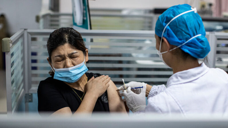 El trabajador médico administra una dosis de la vacuna COVID-19 a un residente en un servicio de salud comunitario el 21 de junio de 2021 en Wuhan, China. (Getty Images)