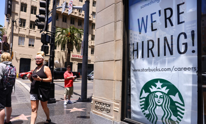 El letrero de Starbucks que dice '¡Estamos contratando!', en un Starbucks de Hollywood, en Los Ángeles, California, el 23 de junio de 2021. (Mario Tama/Getty Images)