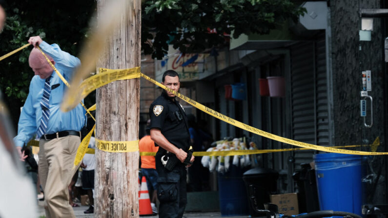 La policía converge en la escena de un tiroteo en Brooklyn, uno de los numerosos que se produjeron durante el día, el 14 de julio de 2021 en la ciudad de Nueva York. (Spencer Platt/Getty Images)