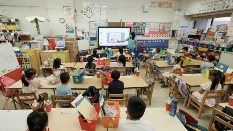 Melissa Moy, profesora de la escuela Yung Wing P.S. 124, repasa una lección en un monitor durante el programa de verano presencial para estudiantes en la ciudad de Nueva York, el 22 de julio de 2021. (Michael Loccisano/Getty Images)