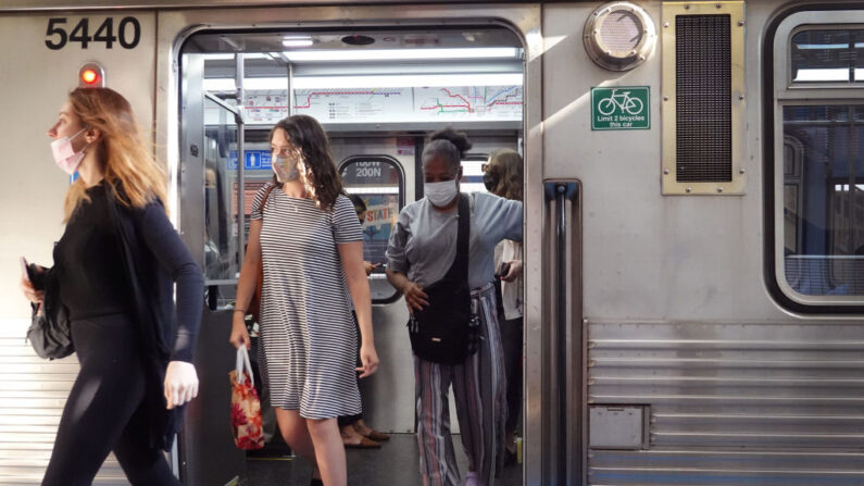 Viajeros con mascarillas llegan al Loop en el metro, el 27 de julio de 2021, en Chicago, Illinois. (Scott Olson/Getty Images)