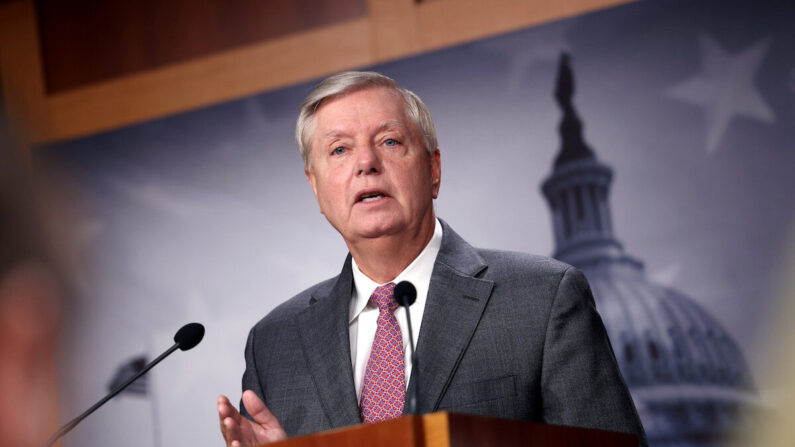 El senador Lindsey Graham (R-S.C.) durante una conferencia de prensa en el Capitolio de Estados Unidos en Washington, el 30 de julio de 2021. (Kevin Dietsch/Getty Images)