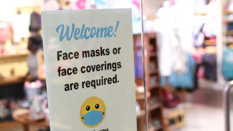 Un cartel que exige el uso de mascarilla se ve fuera de una tienda en Union Station el 30 de julio de 2021 en Washington, DC. (Kevin Dietsch/Getty Images)