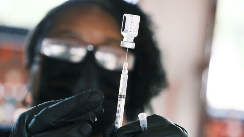 Preparan la vacuna de Pfizer en una clínica de vacunación, el 04 de agosto de 2021, en Ferguson, Misuri. (Spencer Platt/Getty Images)
