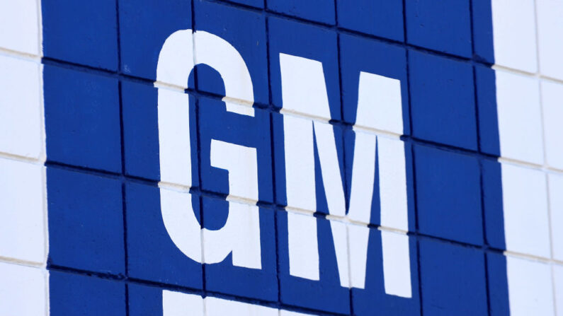 El logotipo de General Motors se muestra en un concesionario de Chevrolet el 4 de agosto de 2021 en Burbank, California. (Mario Tama/Getty Images)