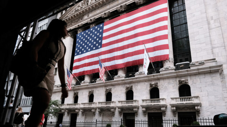 La gente camina junto a la Bolsa de Nueva York (NYSE) el 10 de agosto de 2021 en la ciudad de Nueva York. (Spencer Platt/Getty Images)