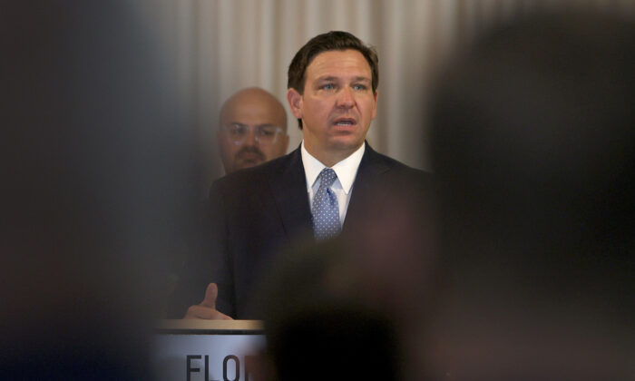 Imagen de archivo del gobernador de Florida, Ron DeSantis, hablando en un evento en Surfside, Florida, el 10 de agosto de 2021. (Joe Raedle/Getty Images)