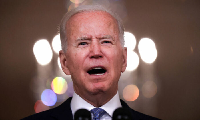 El presidente de Estados Unidos, Joe Biden, pronuncia un discurso sobre el fin de la guerra en Afganistán en el Comedor de Estado de la Casa Blanca el 31 de agosto de 2021. (Chip Somodevilla/Getty Images)