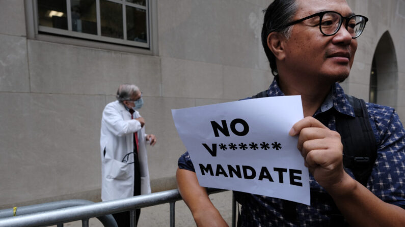 Un pequeño grupo de manifestantes contra el mandato de vacunación se reúne frente al Hospital Presbiteriano de Nueva York en la ciudad de Nueva York el 1 de septiembre de 2021. (Spencer Platt/Getty Images)