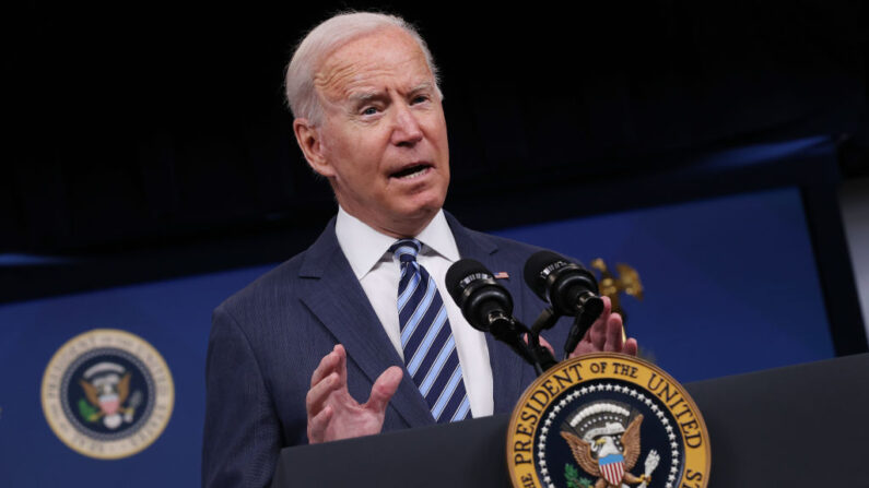 El presidente Joe Biden pronuncia un discurso sobre la respuesta federal al huracán Ida en el Auditorio South Court del Edificio de Oficinas Ejecutivas Eisenhower el 2 de septiembre de 2021 en Washington, DC. (Chip Somodevilla/Getty Images)