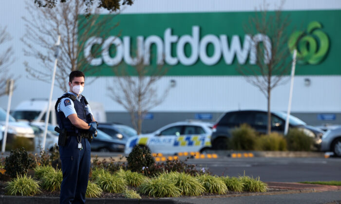 Policías armados patrullan la zona alrededor del Countdown LynnMall tras un incidente de apuñalamiento masivo en Auckland (Nueva Zelanda) el 3 de septiembre de 2021. (Fiona Goodall/Getty Images)