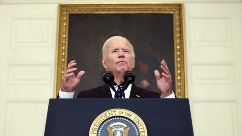 El presidente de Estados Unidos, Joe Biden, habla sobre la lucha contra la pandemia de coronavirus en el Comedor Estatal de la Casa Blanca, el 9 de septiembre de 2021, en Washington, D.C. (Kevin Dietsch/Getty Images)