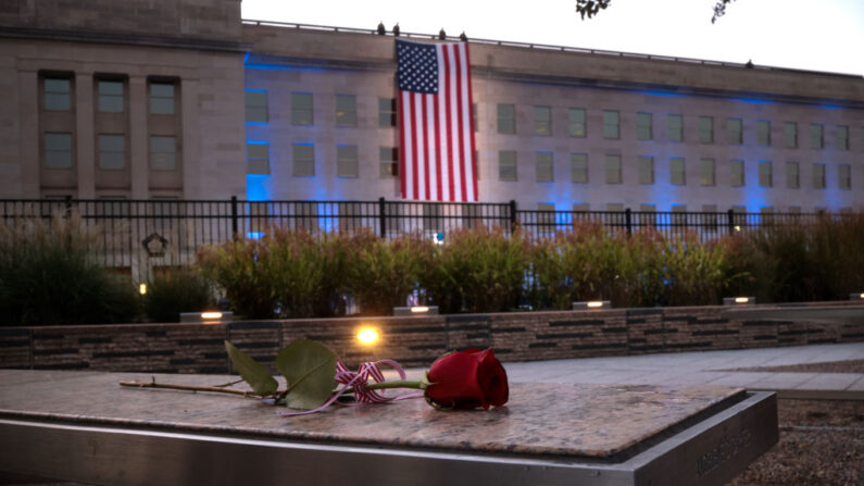 Una rosa descansa sobre un banco en el Monumento Nacional del 11 de septiembre en el Pentágono, el 11 de septiembre de 2021, en Arlington, Virginia. (Win McNamee/Getty Images)